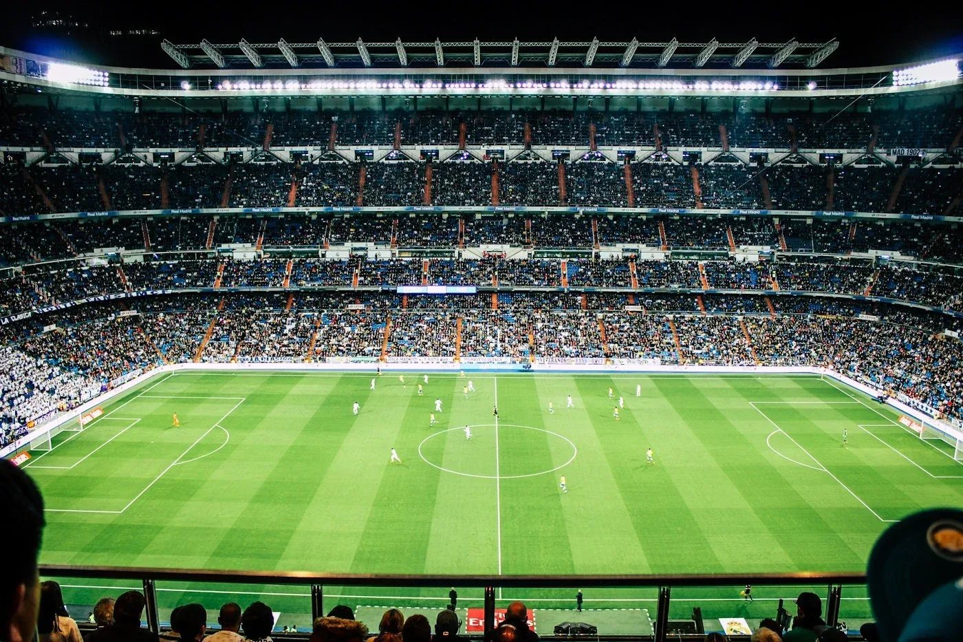 Tribünlerden sahaya: futbolun birleştiren atmosferi — temsili demo görseli